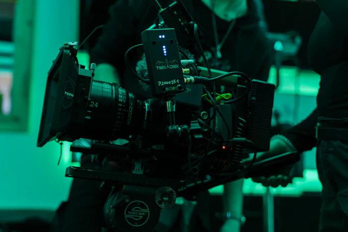 Karanlık stüdyoda tripod