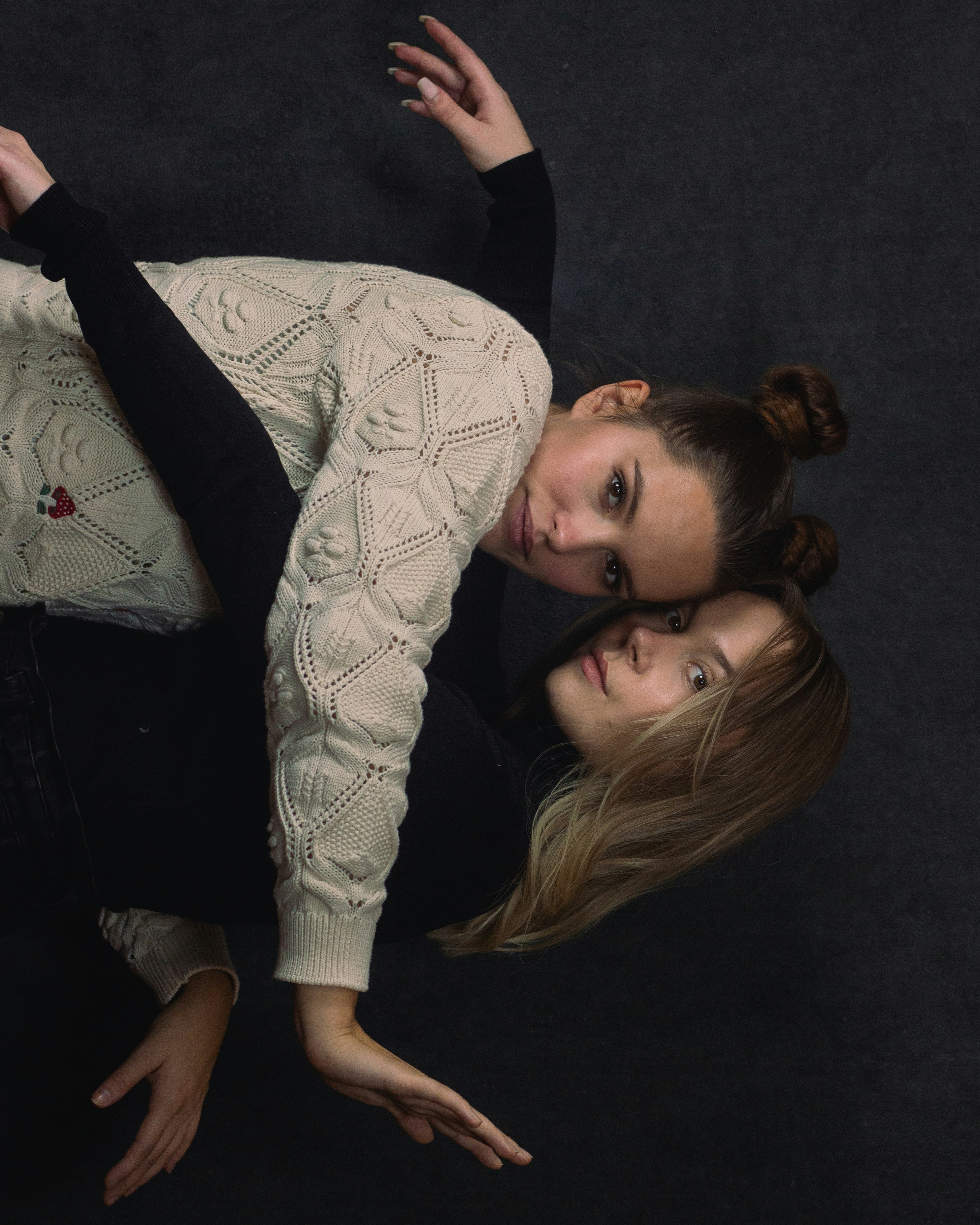 una coppia di donne sdraiate l'una sopra l'altra