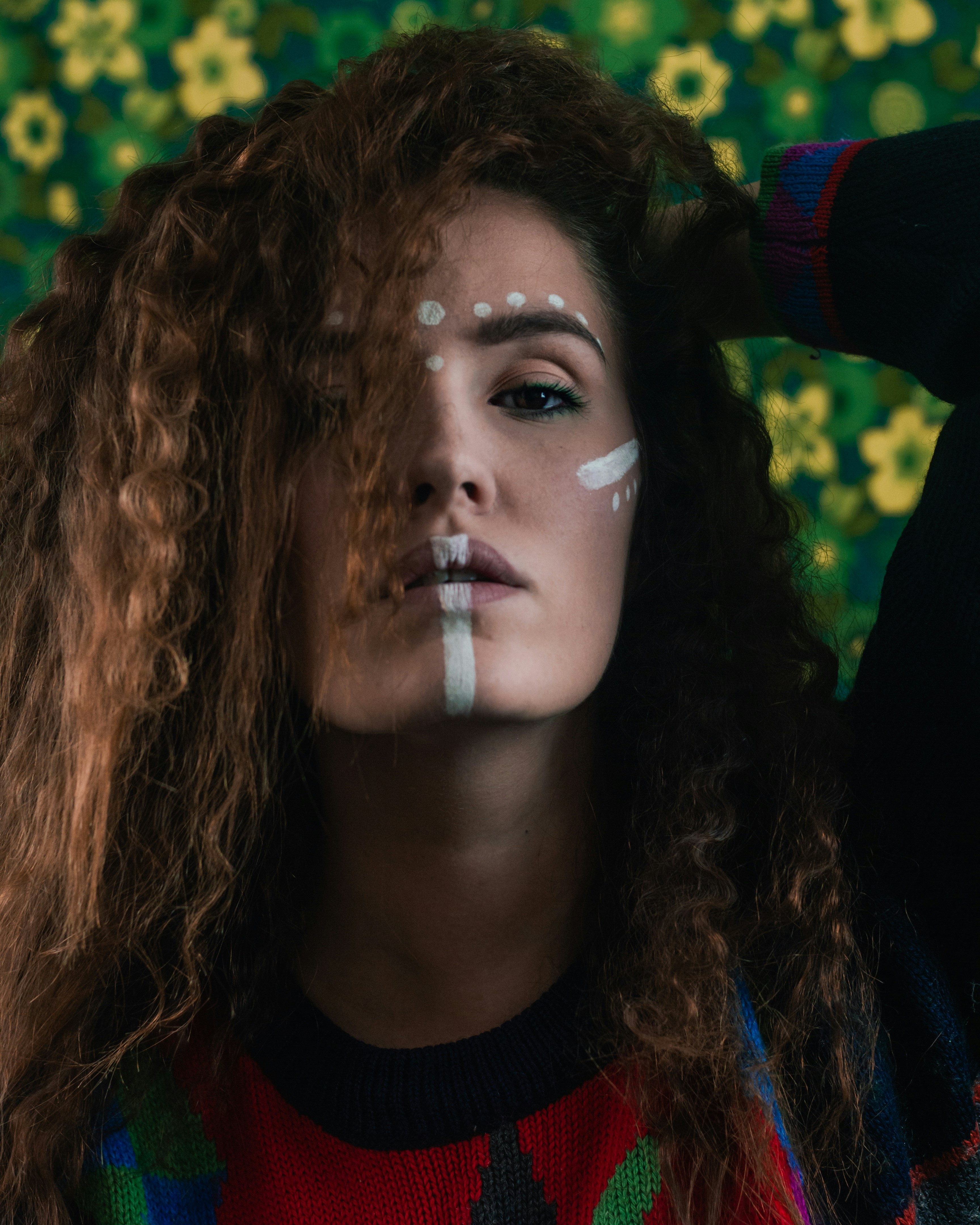 Una donna con la vernice bianca sul suo viso