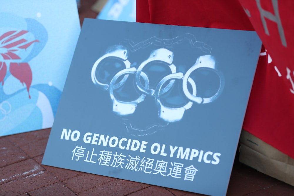 Un cartello che dice che non ci sono Olimpiadi sul genocidio
