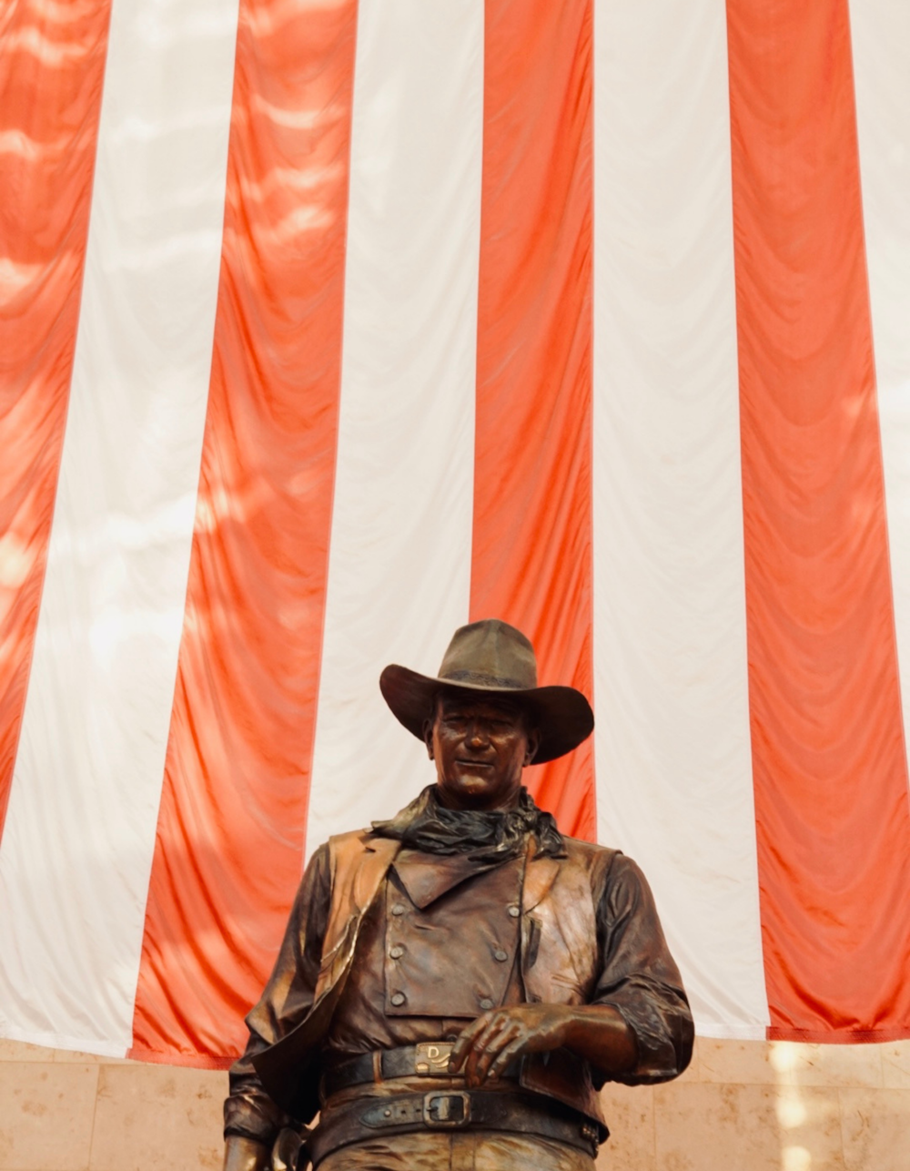 Une statue d’un homme portant un chapeau de cow-boy