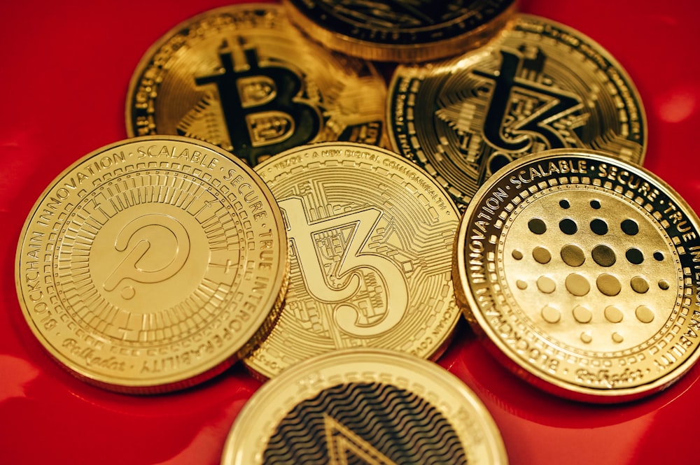 Ein Haufen Bitcoins sitzt auf einem roten Tisch