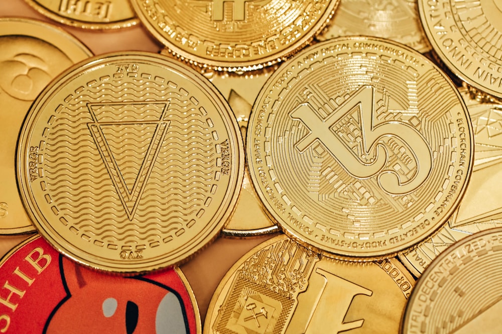 Ein Haufen Gold-Bitcoins, die übereinander sitzen