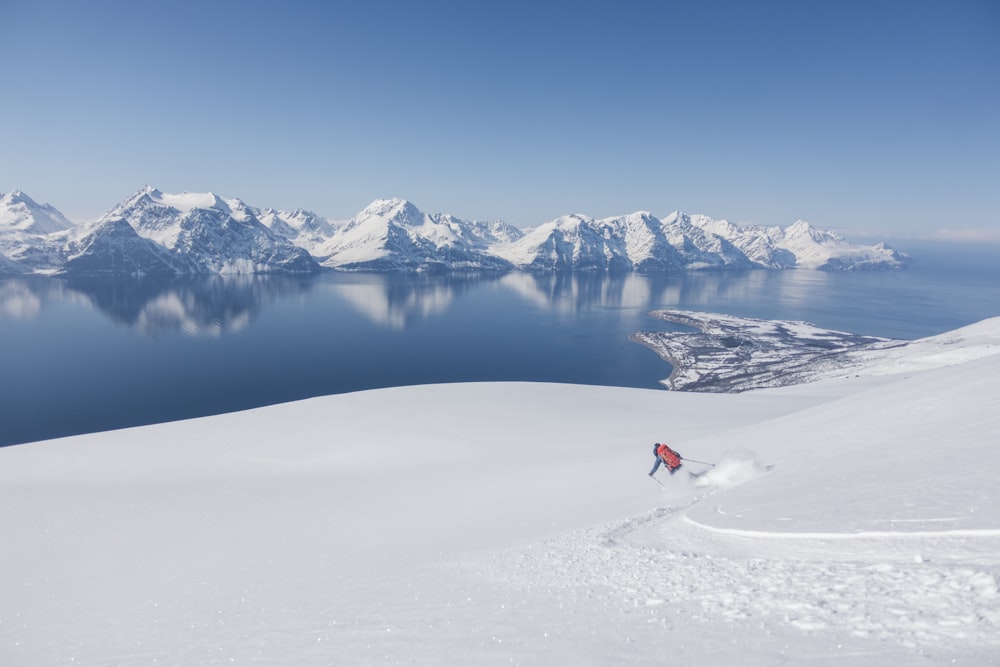 눈 덮인 산에서 스키를 타는 사람