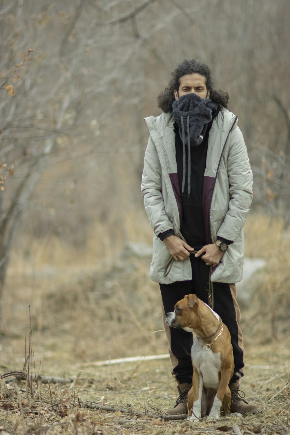 Un uomo e il suo cane sono in piedi nel bosco