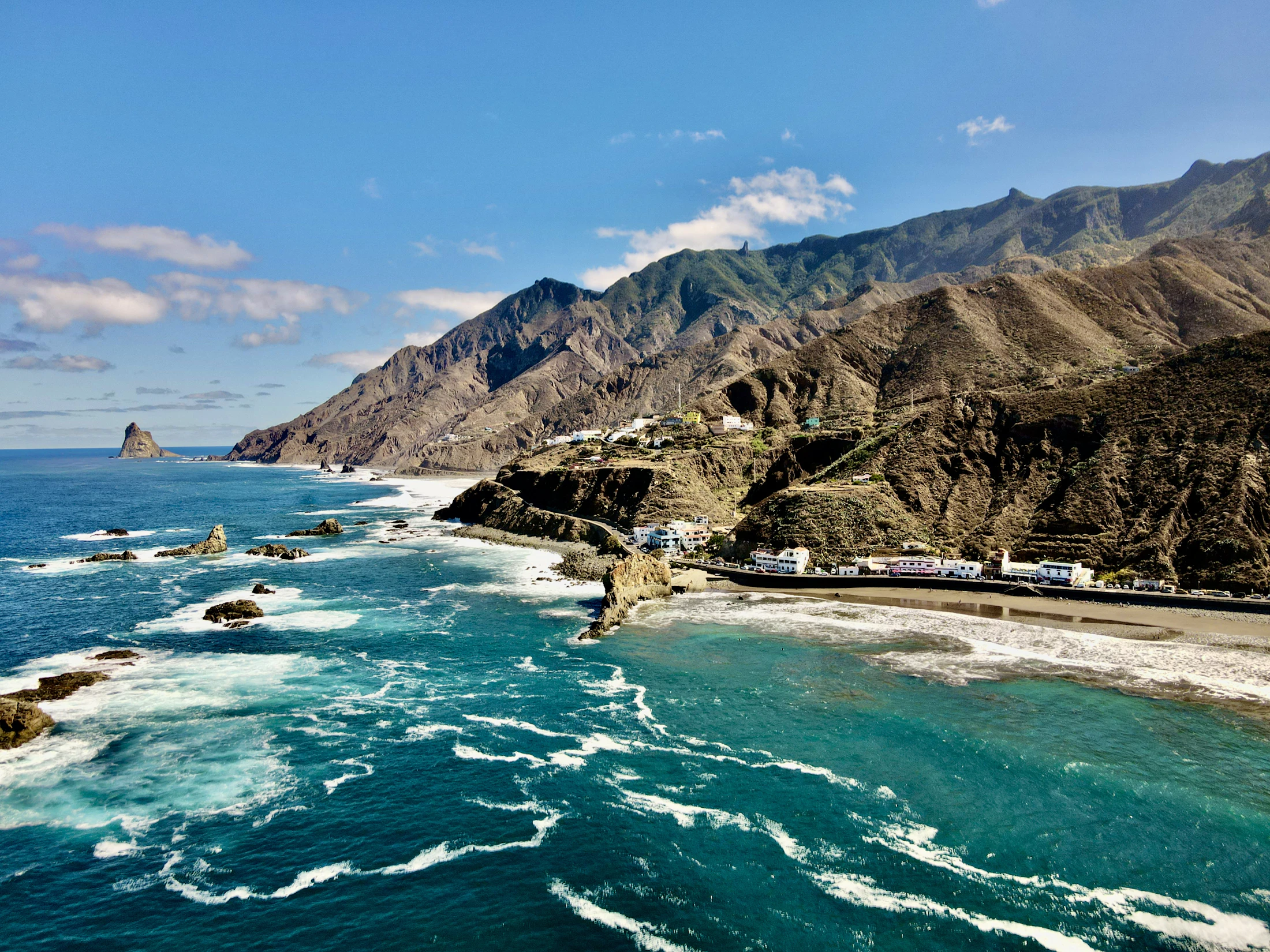 Costa de Tenerife con el Teide al fondo
