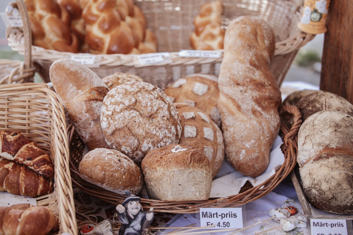 Assortiment verschillende broodsoorten op tafel