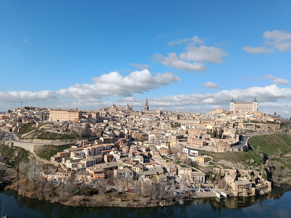 Blick auf eine Stadt, durch die ein Fluss fließt