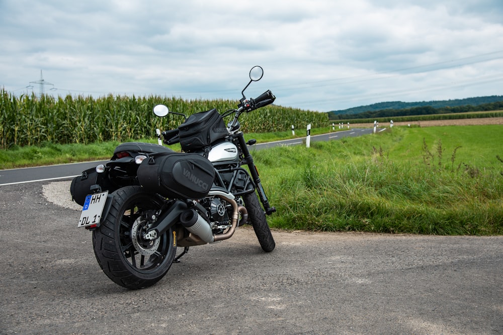 una motocicleta estacionada al costado de la carretera