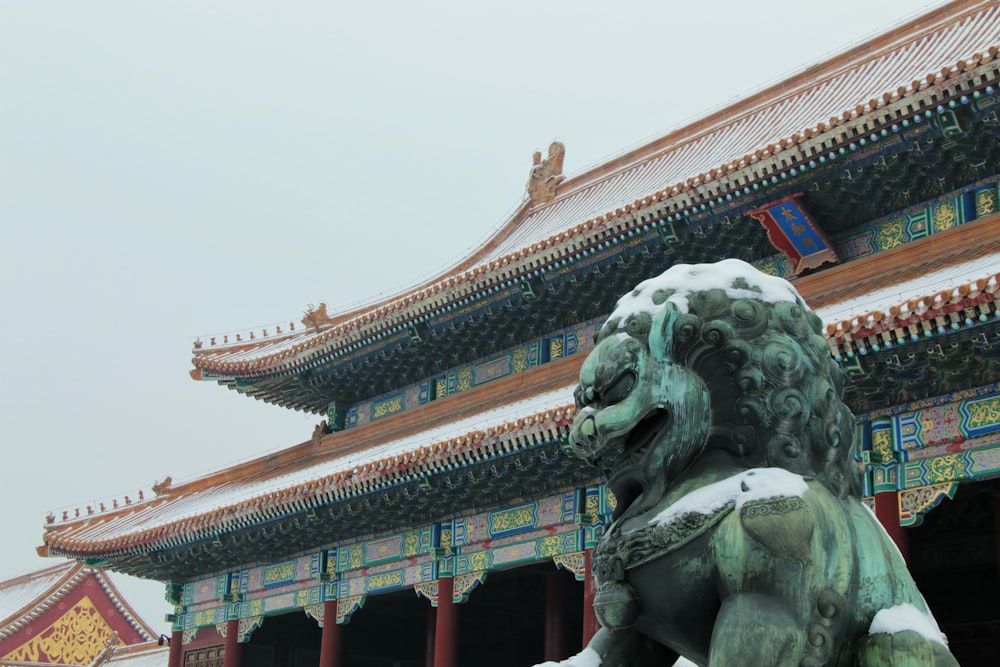 a statue of a lion in front of a building