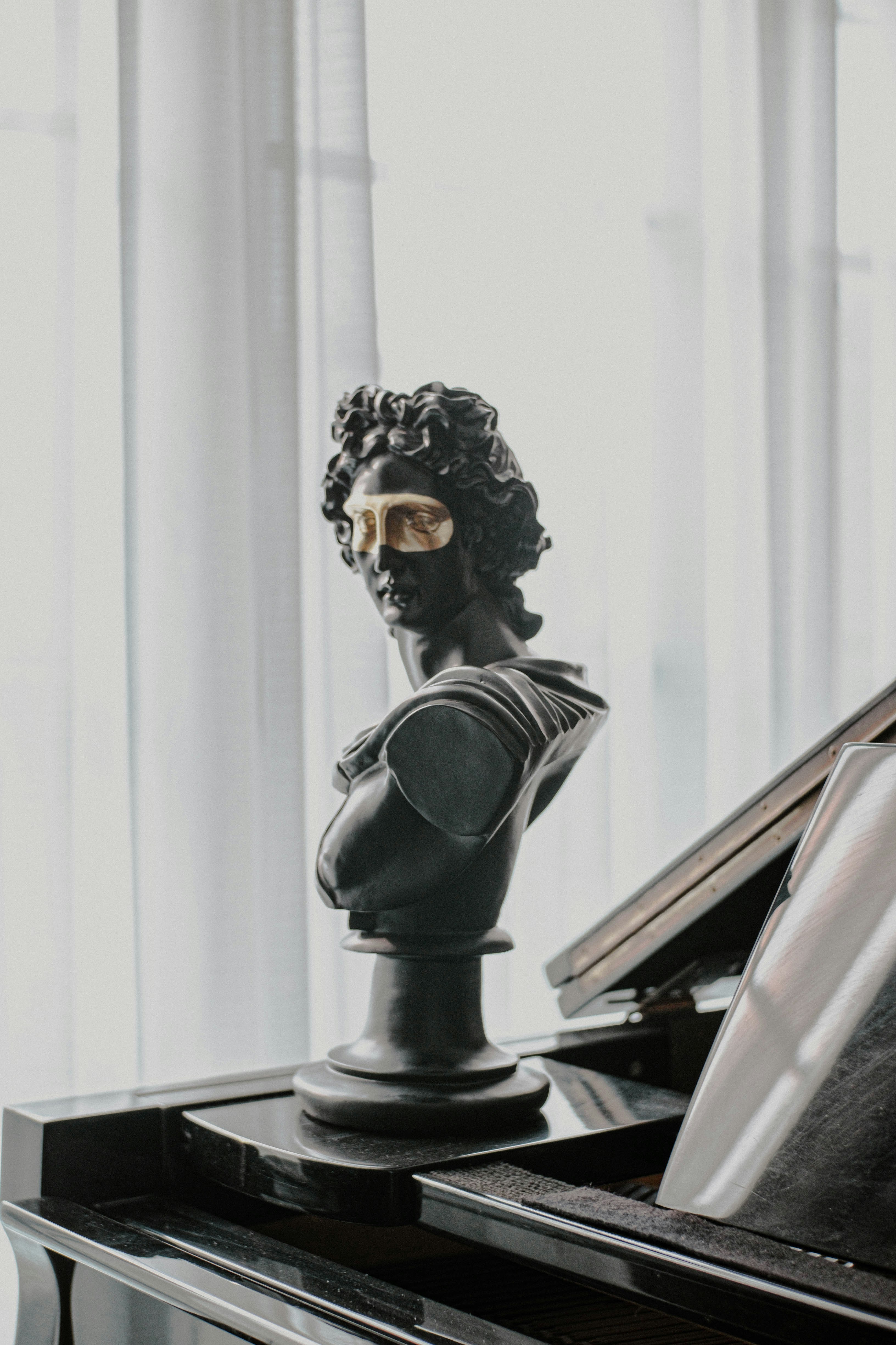 Una busturina di un uomo è seduto a un pianoforte