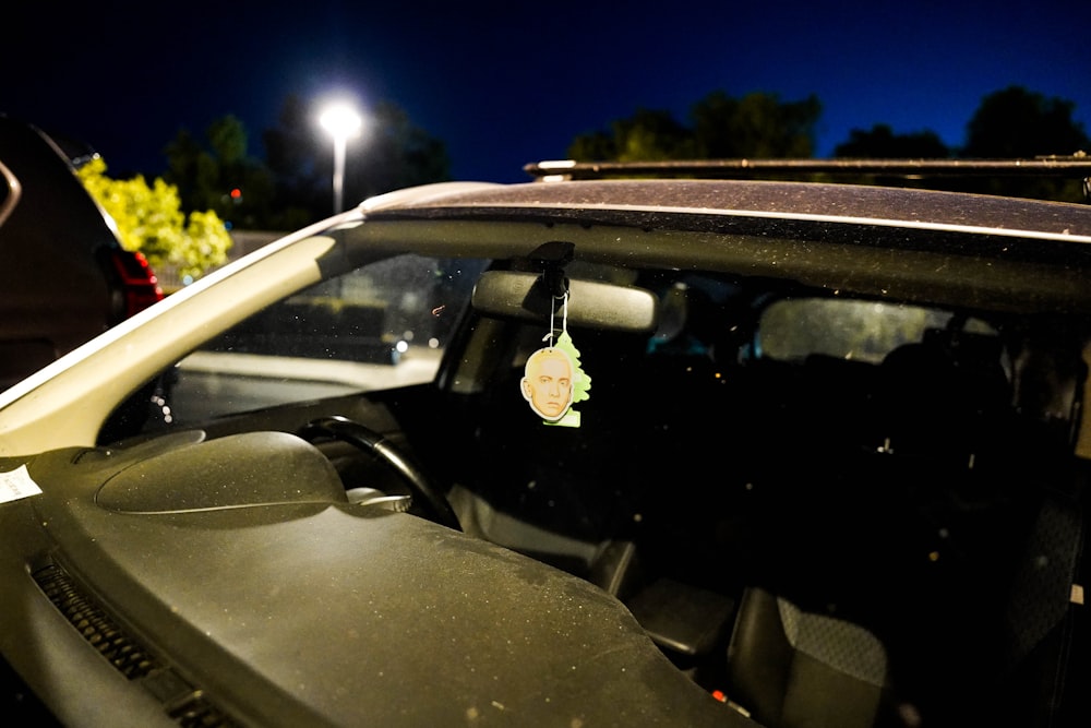 un'auto con una targhetta appesa al parabrezza