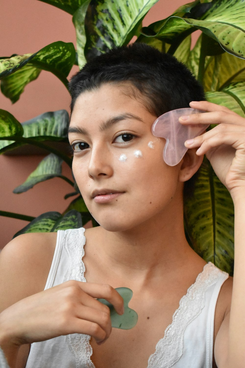 Una mujer sosteniendo un pedazo de plástico frente a su cara