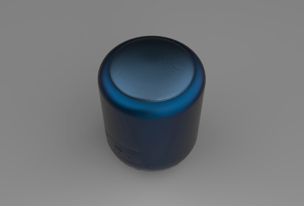 Un altavoz azul sentado encima de una mesa