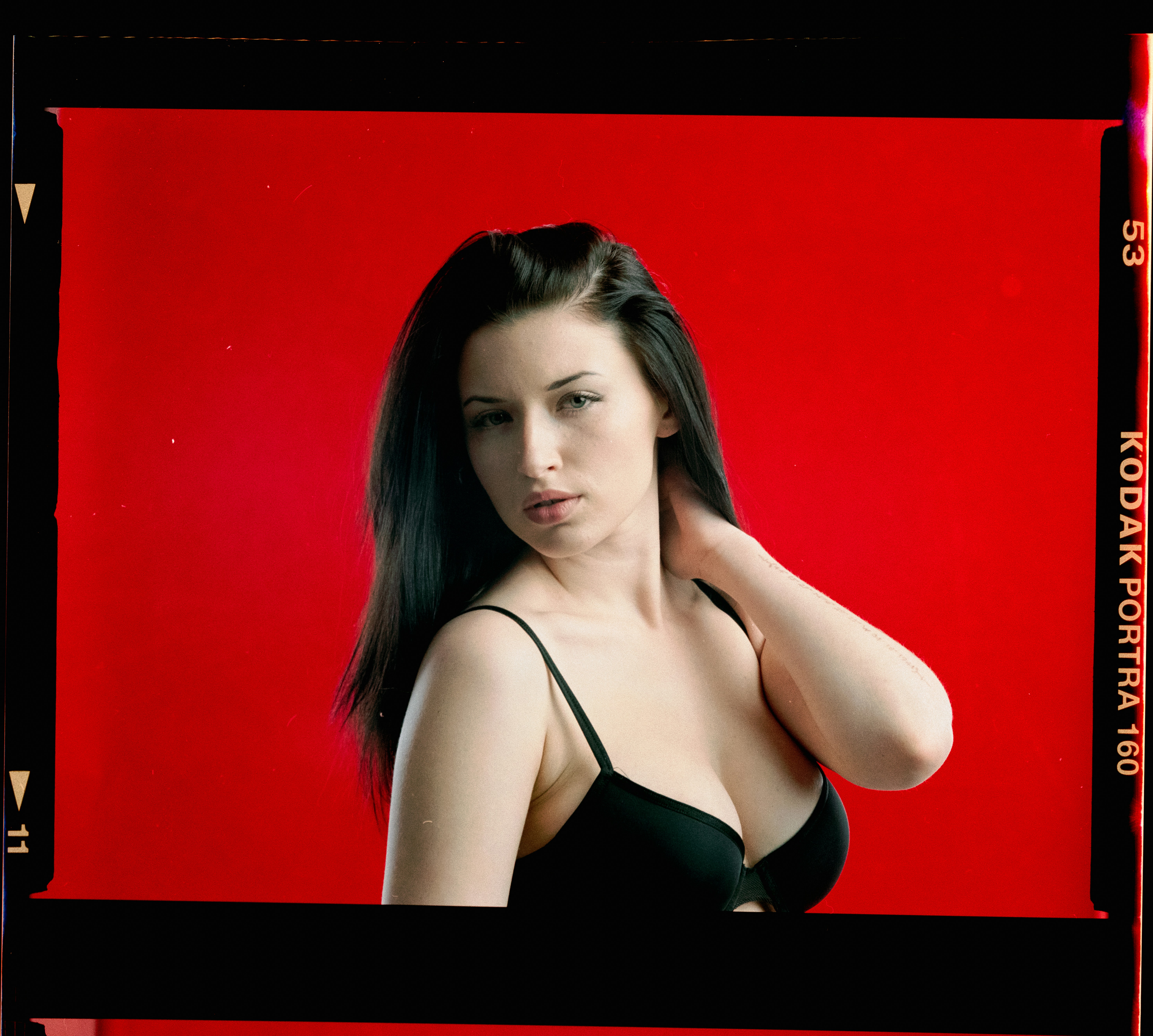 uma mulher em um sutiã preto posando para uma foto