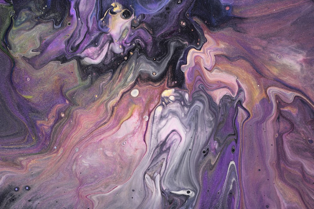 Una pintura abstracta de colores púrpura y azul