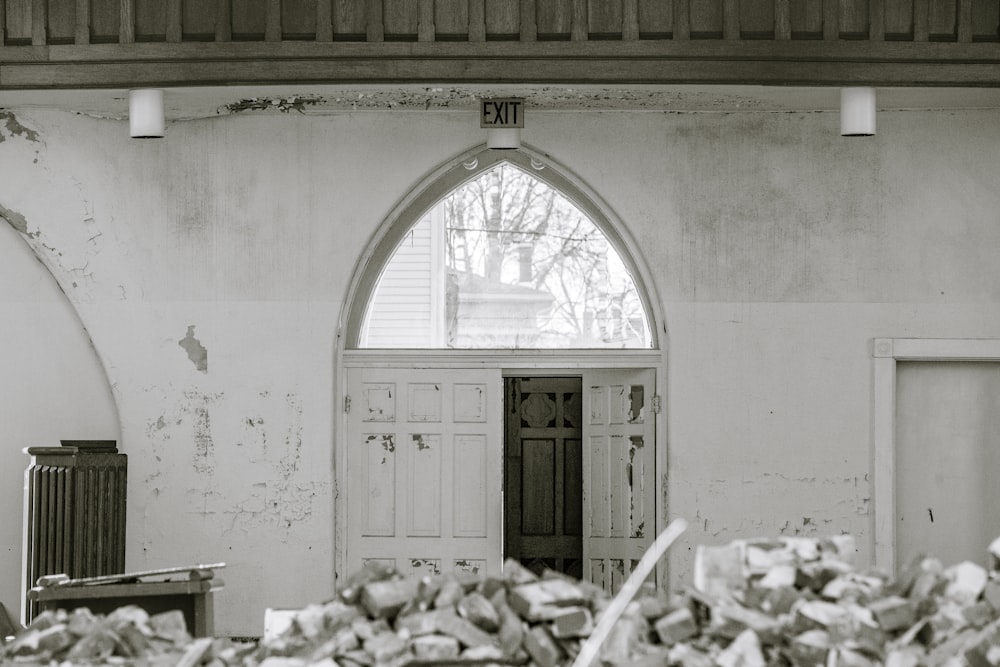 uma grande pilha de escombros sentados em frente a uma porta