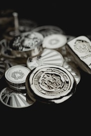 a close up of a bunch of metal buttons