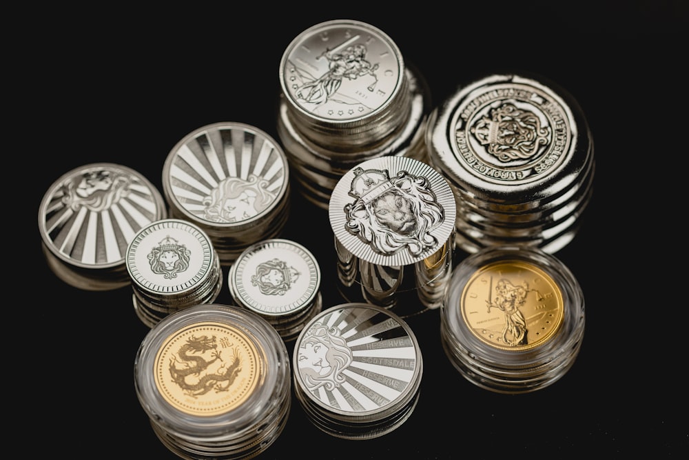 uma pilha de moedas sentadas umas em cima das outras