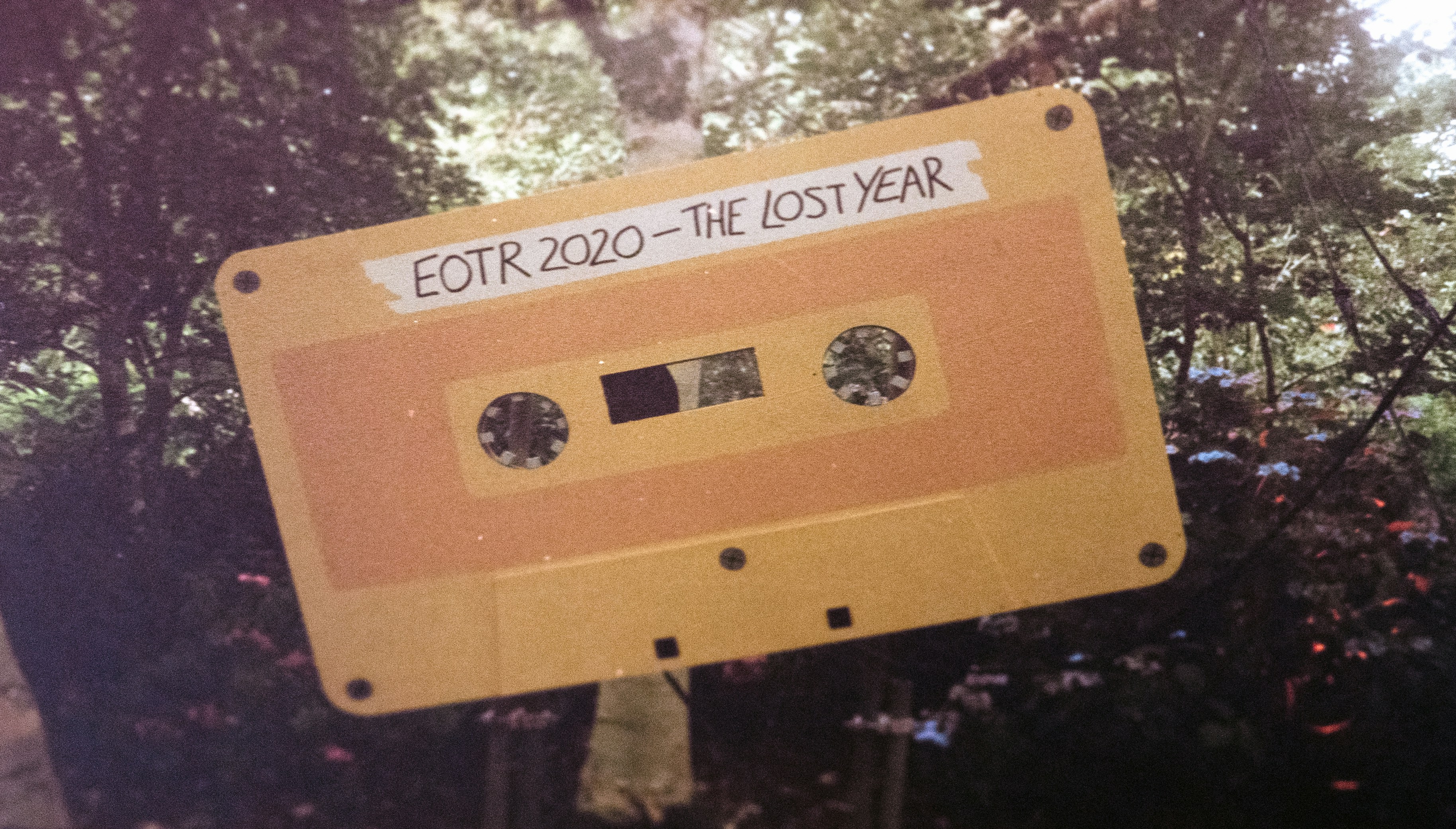 un magnétophone jaune et noir assis au sommet d’un arbre