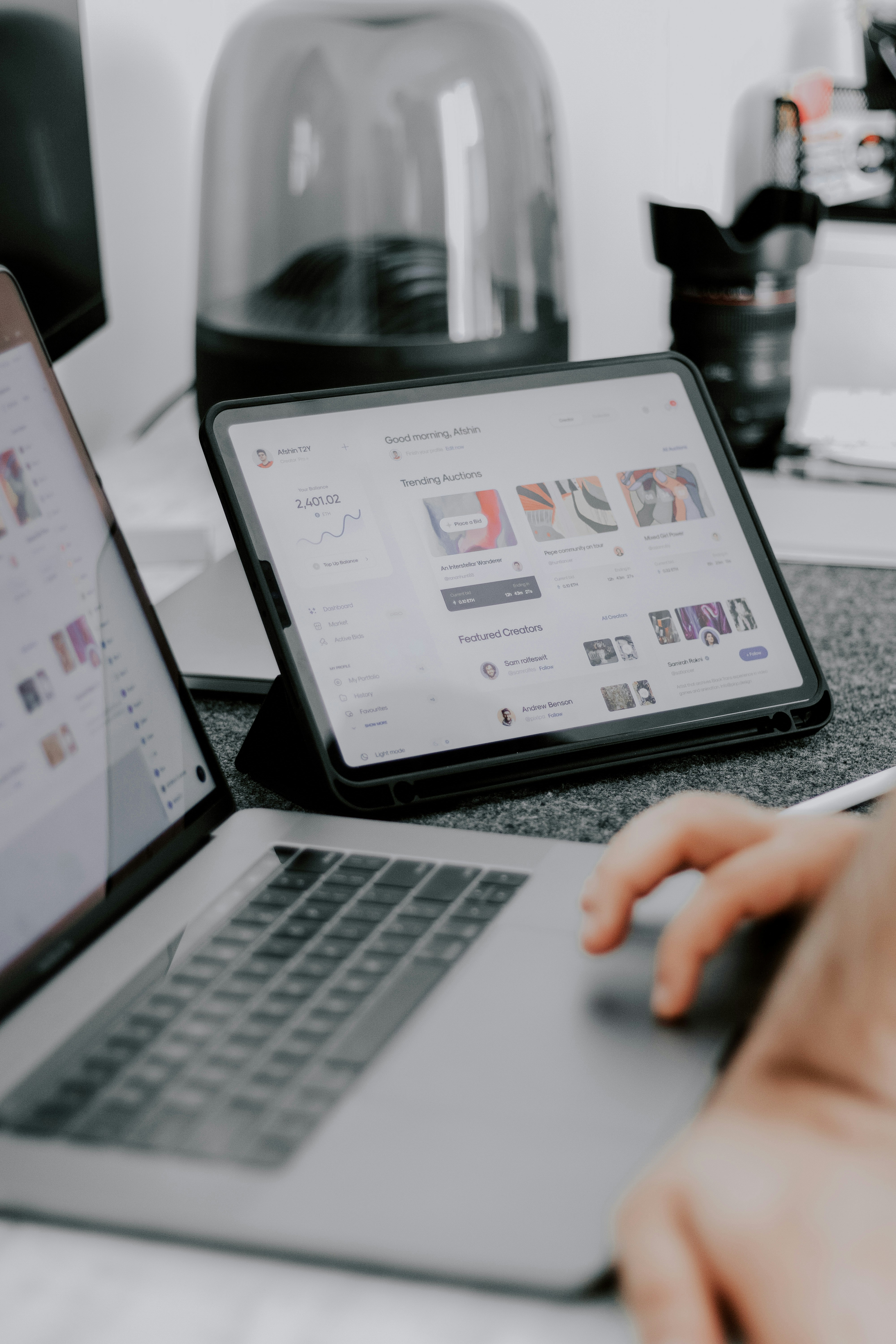 una persona que usa una computadora portátil en un escritorio