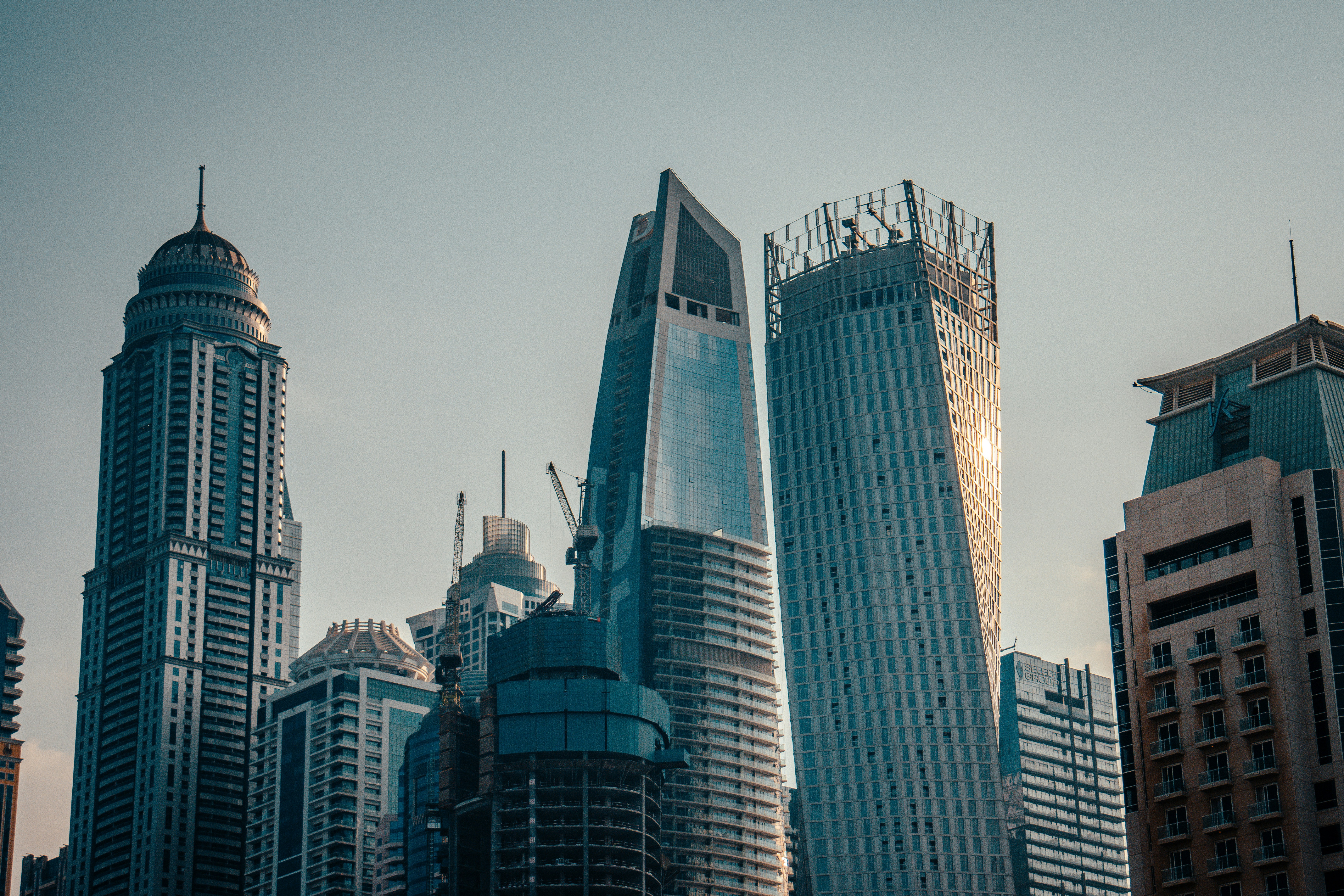 группа высотных зданий в городе
