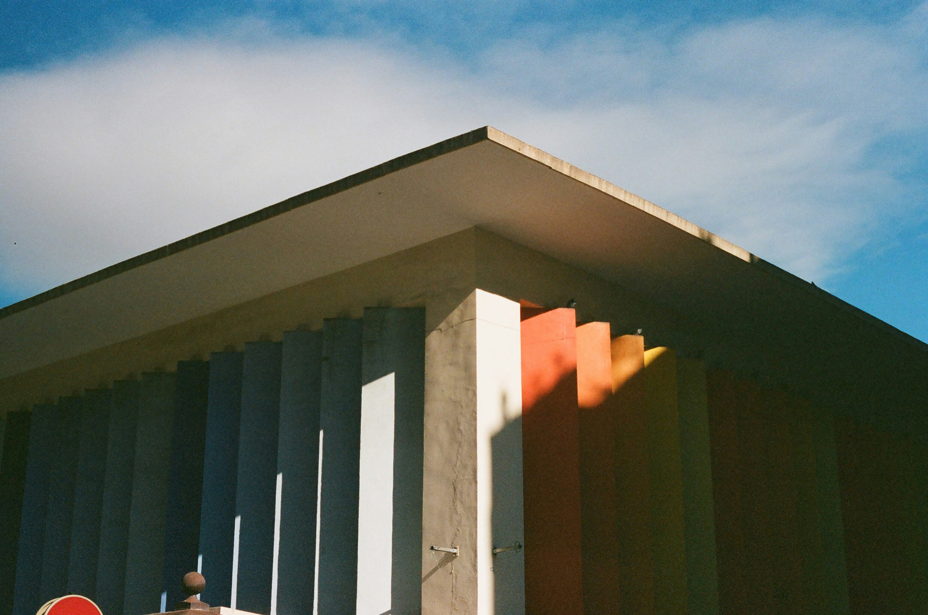 un panneau d’arrêt rouge assis sur le côté d’un bâtiment