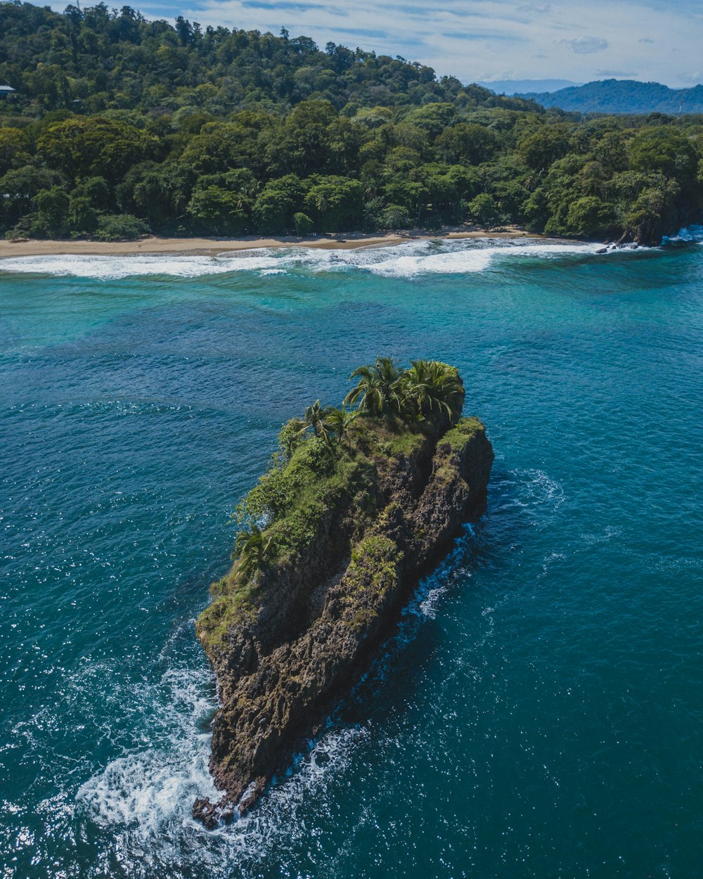 Une île au milieu d’un plan d’eau