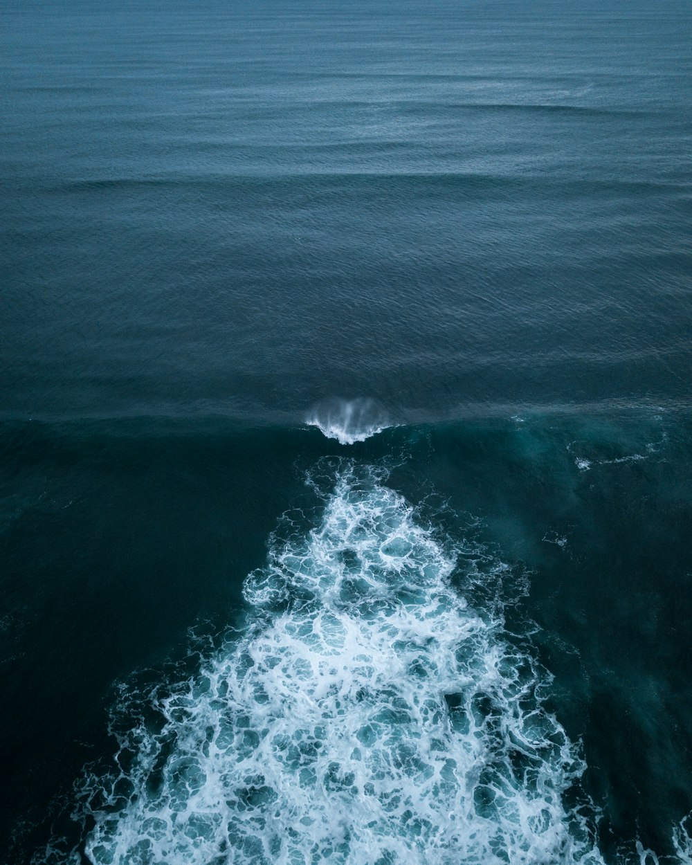 un grand plan d’eau avec un bateau au milieu