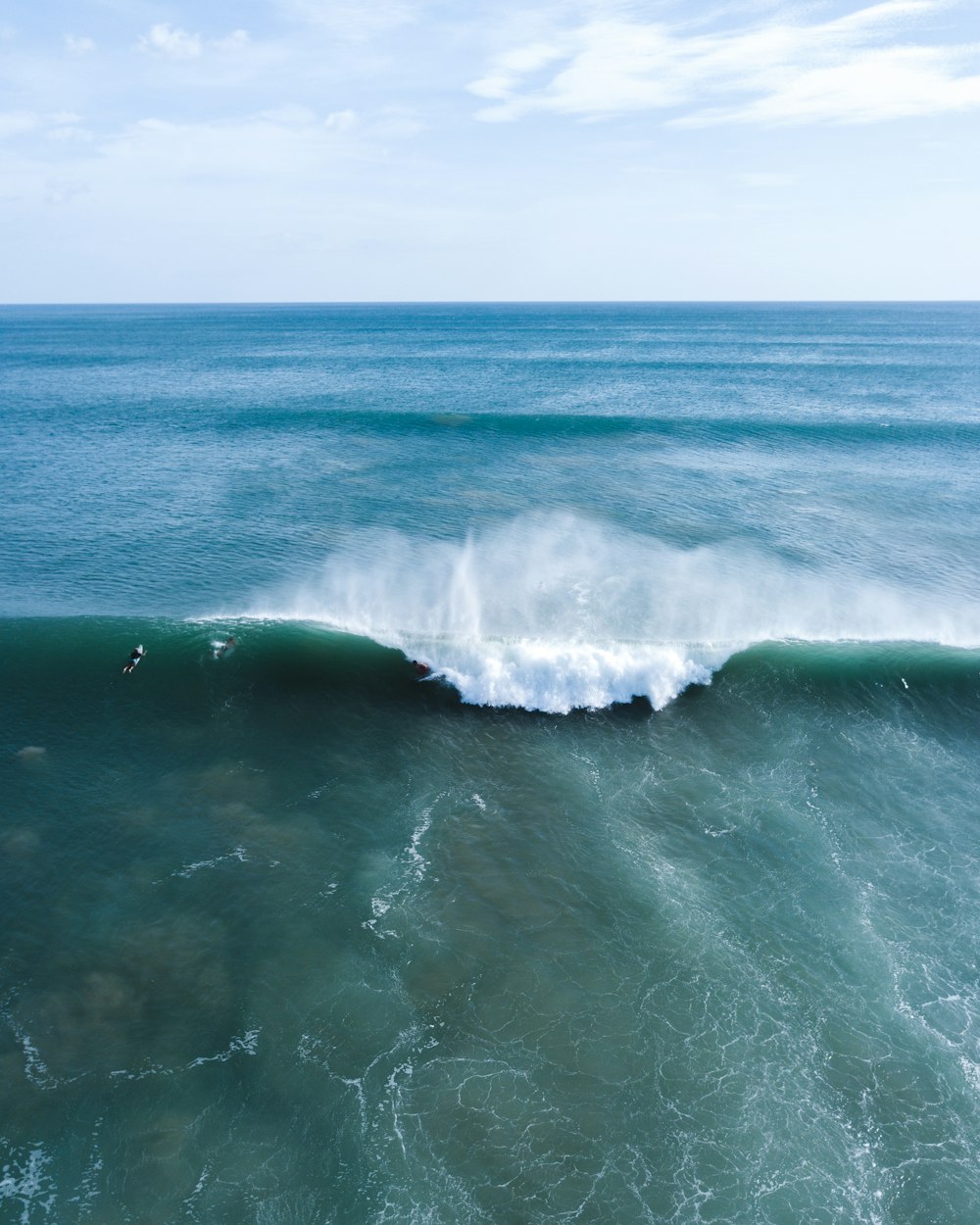 a large wave in the middle of the ocean