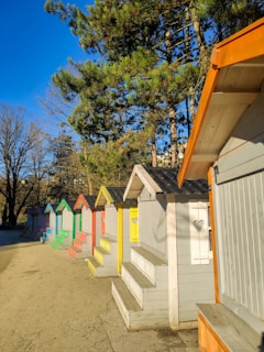 rząd domkow drewnianych z kolorowymi poddaszami