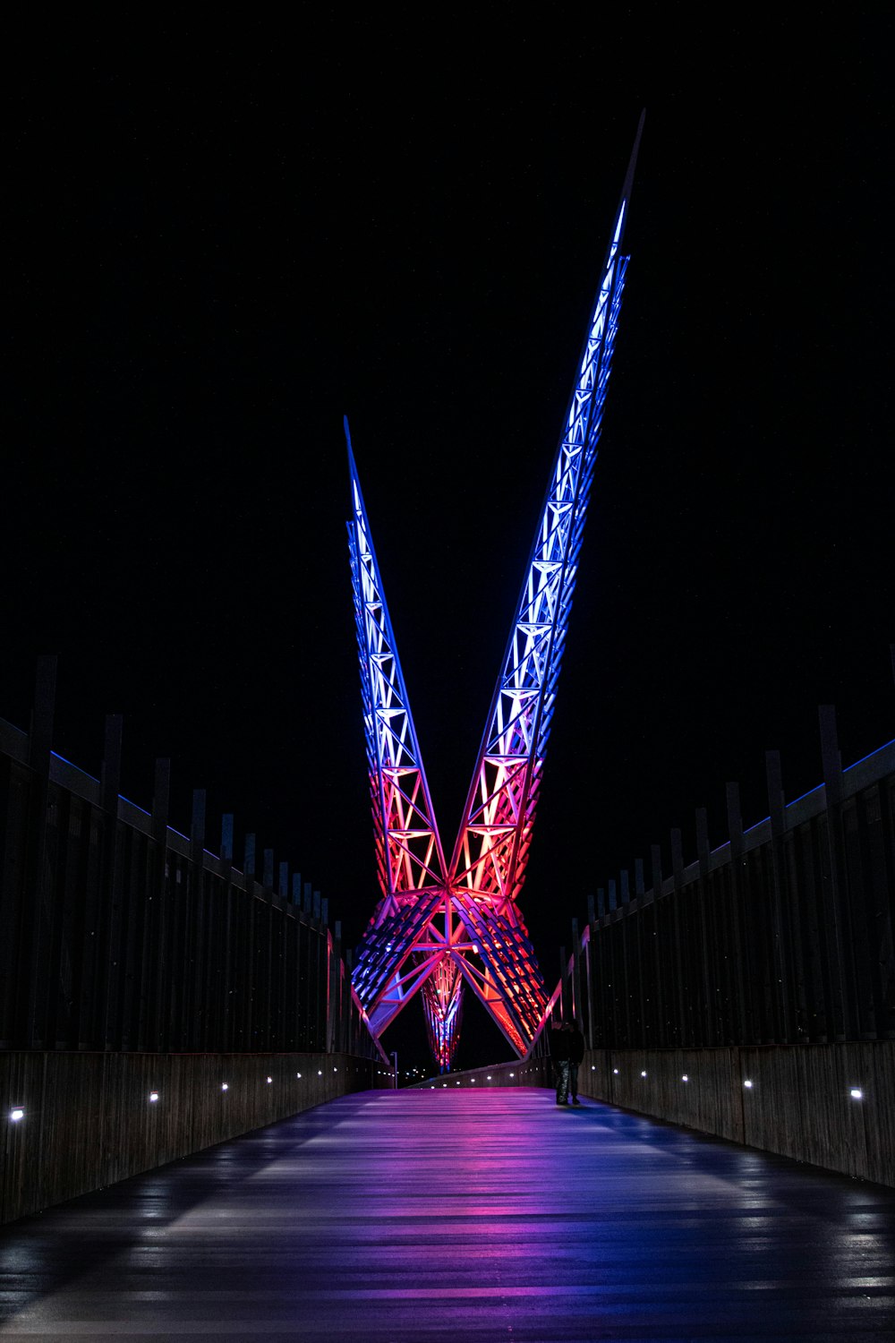 a very tall bridge that has some lights on it