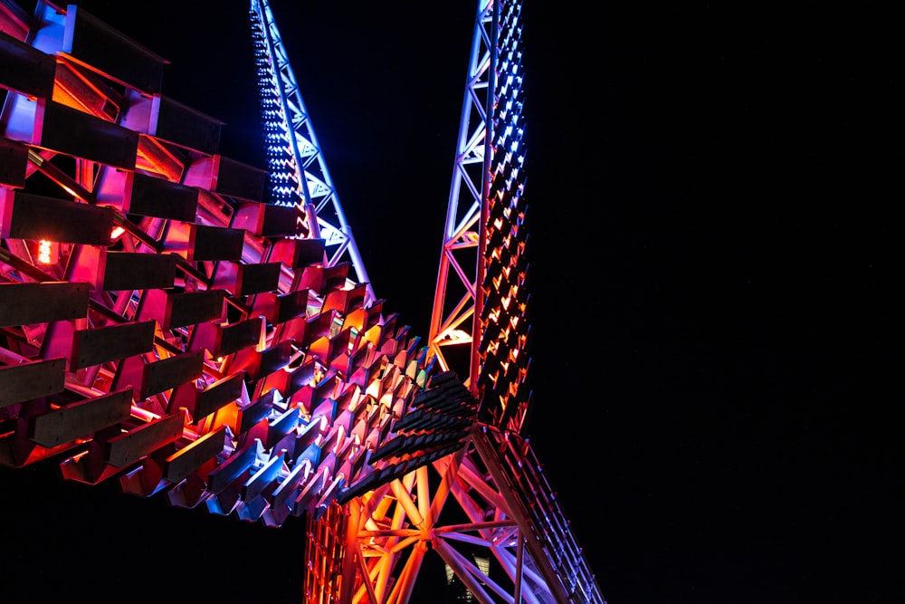 Une très haute tour avec beaucoup de lumières sur le côté