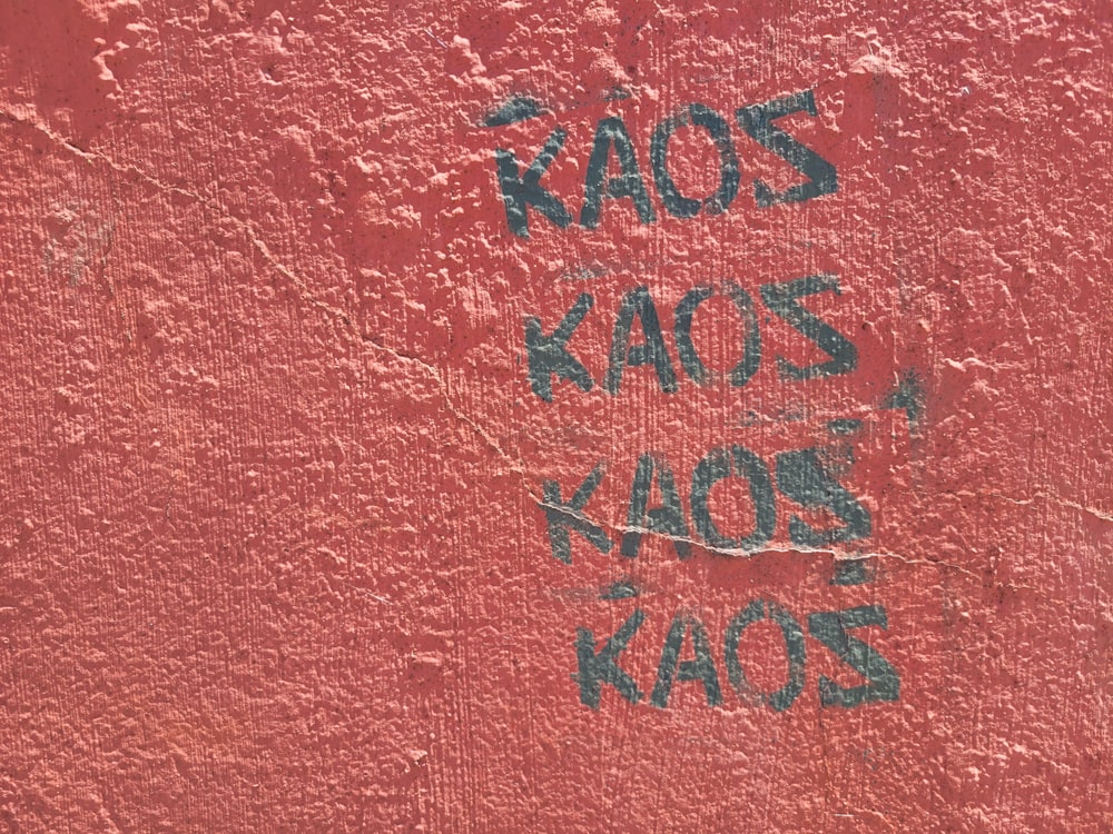 eine rote Wand mit Graffiti darauf