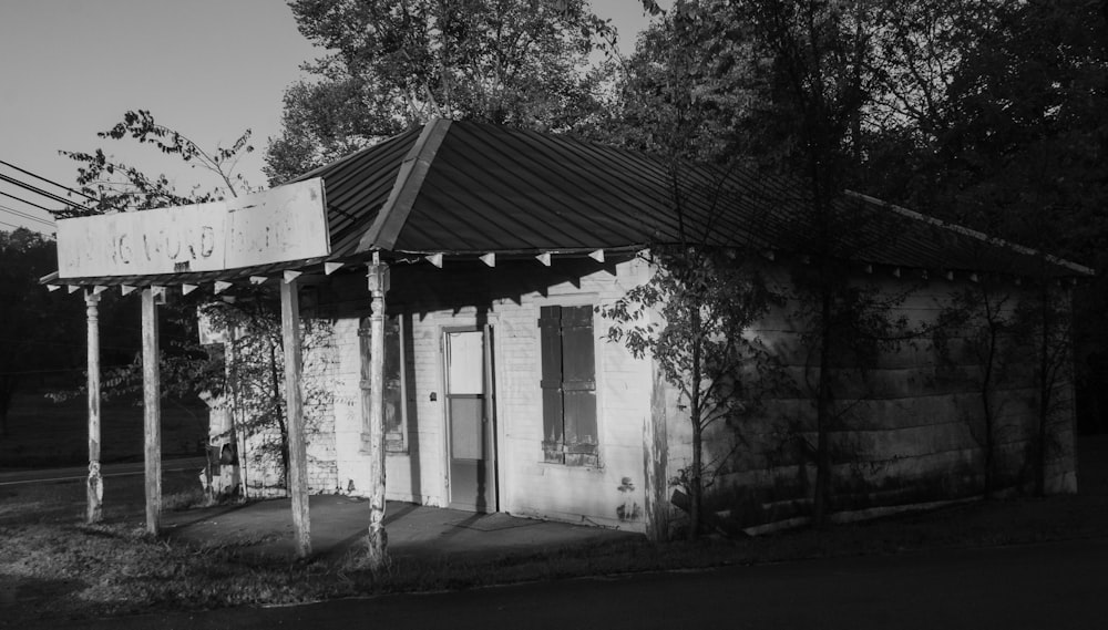 a black and white photo of an old building