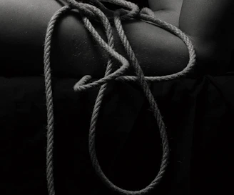 couple corde possessivité jalousie amoureuse trop amoureux love crush difficile passion amour cage