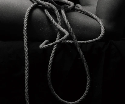couple corde possessivité jalousie amoureuse trop amoureux love crush difficile passion amour cage