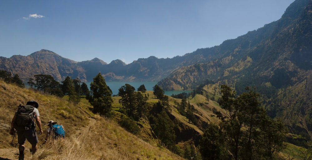 Ein paar Leute wandern einen Hügel hinauf