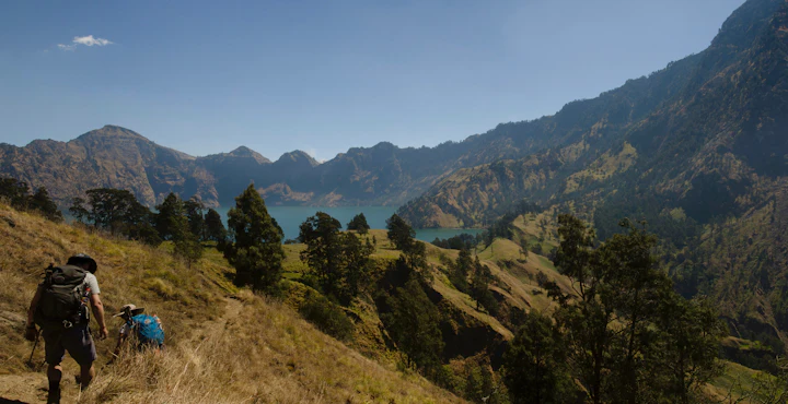 Trekkers with backpacks on Rinjani trail