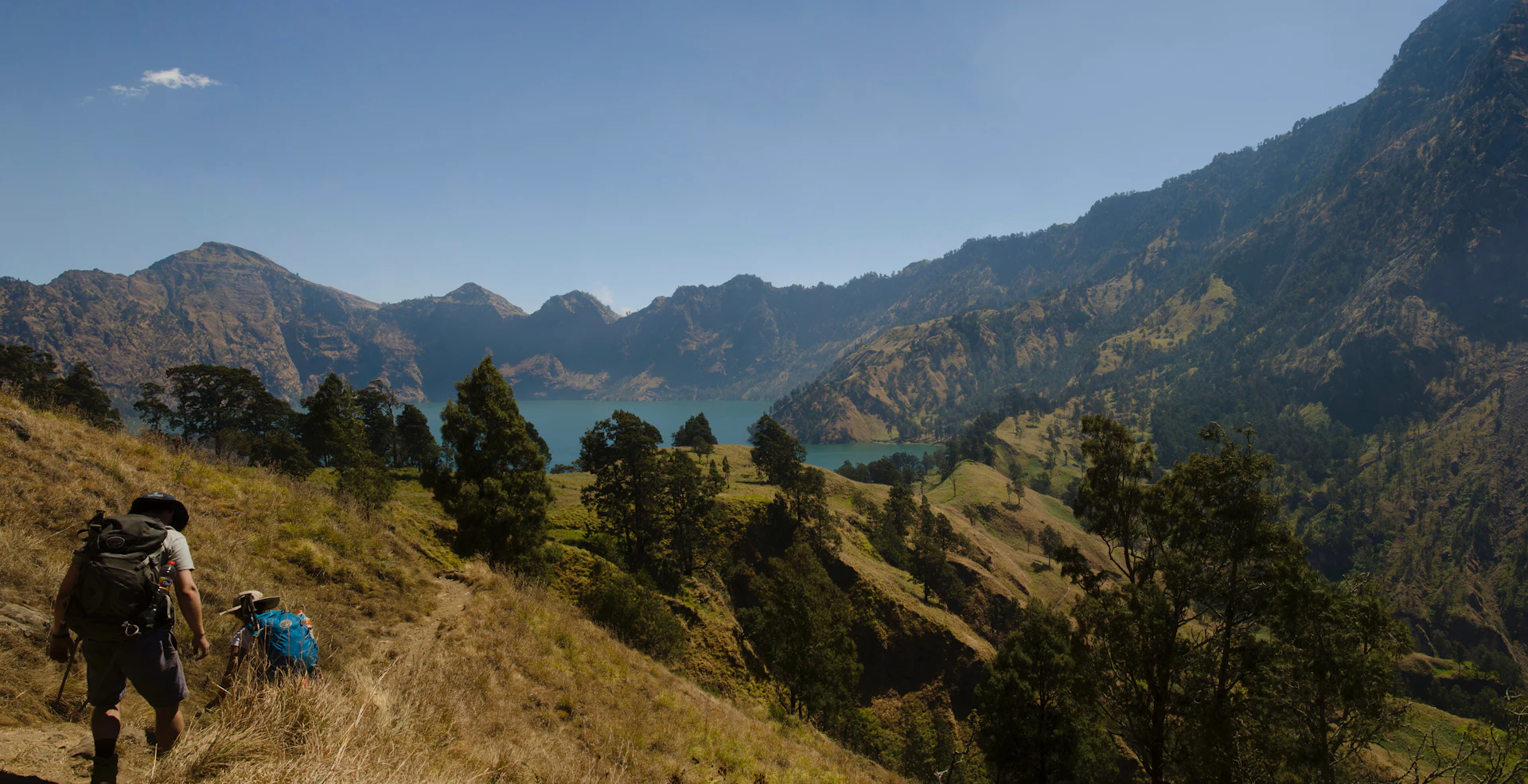 Trekkers with backpacks on the Rinjani trail