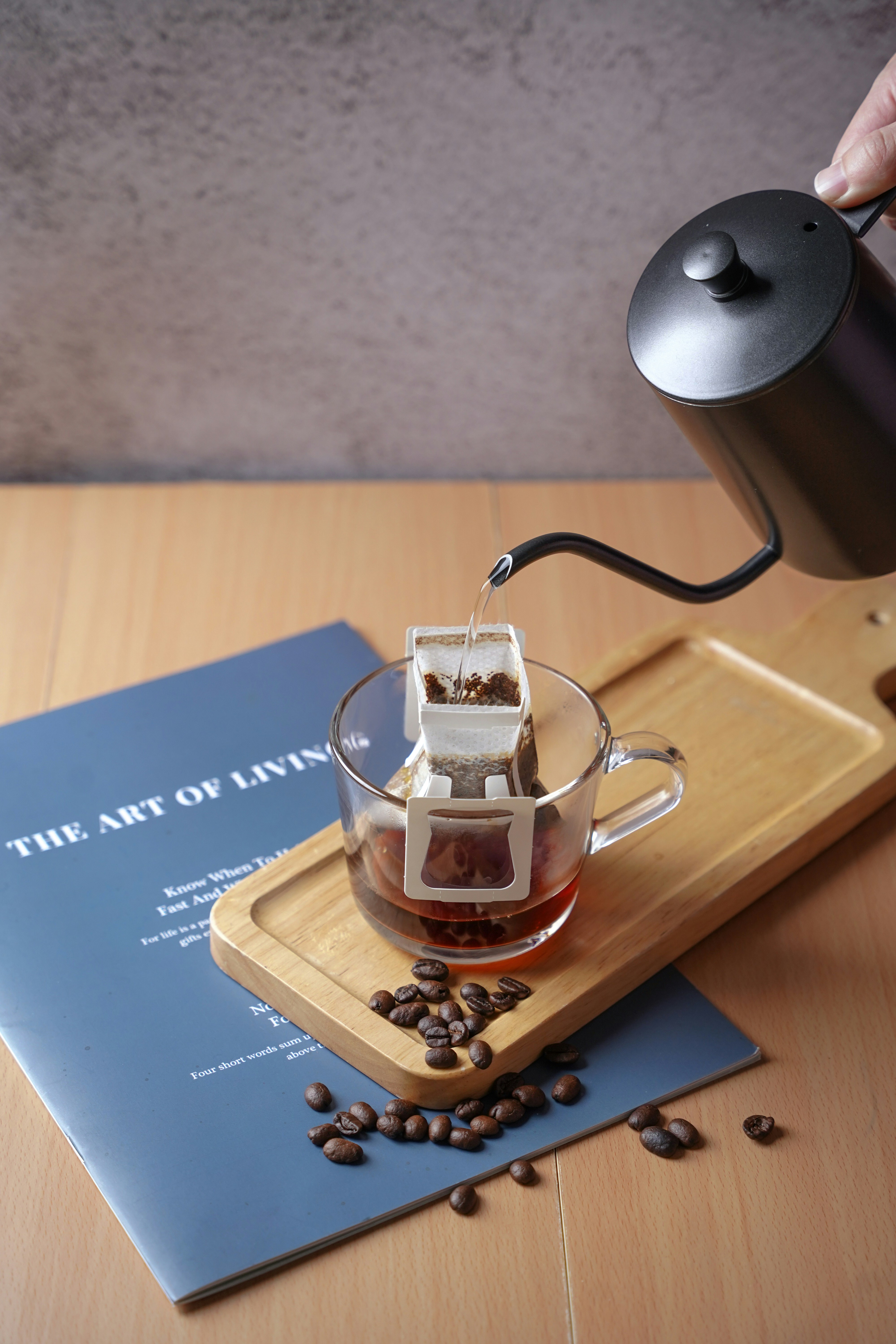 ガラスのコップにコーヒーを注ぐ人