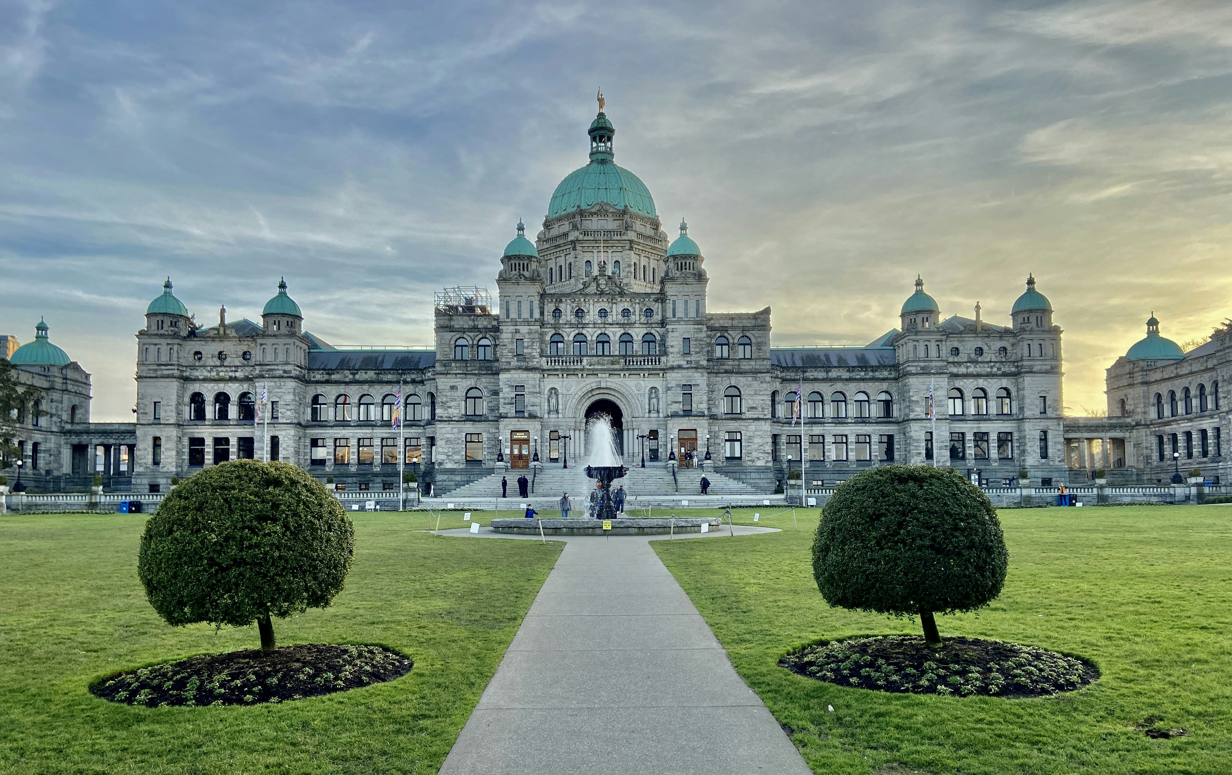 um grande edifício com uma fonte em frente a ele