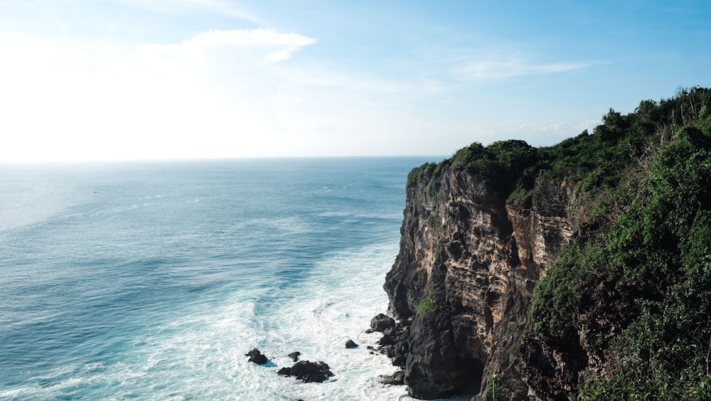 Blick auf das Meer von der Spitze einer Klippe