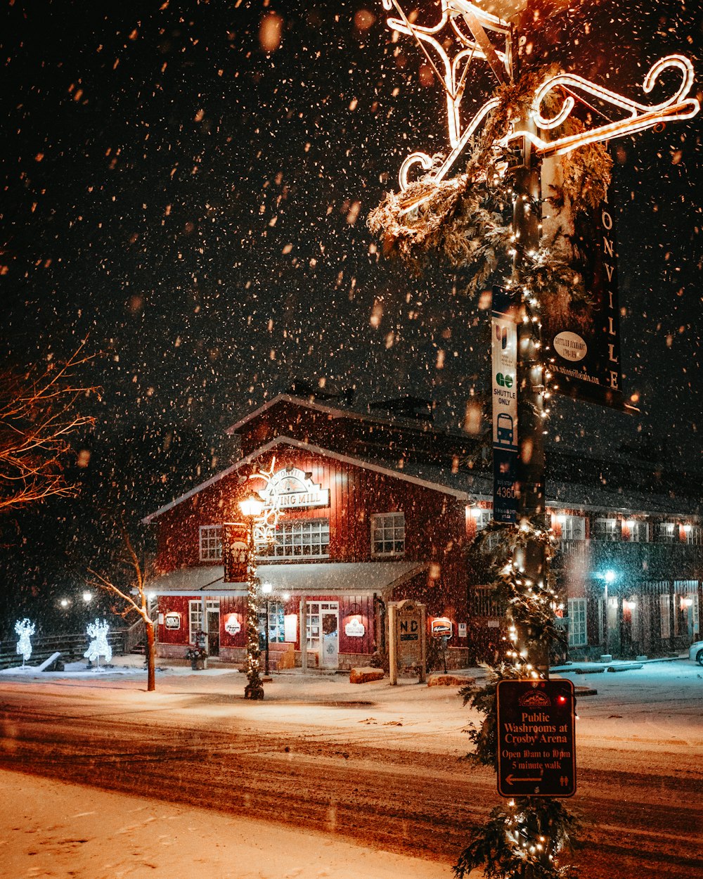 建物横の雪に覆われた街灯