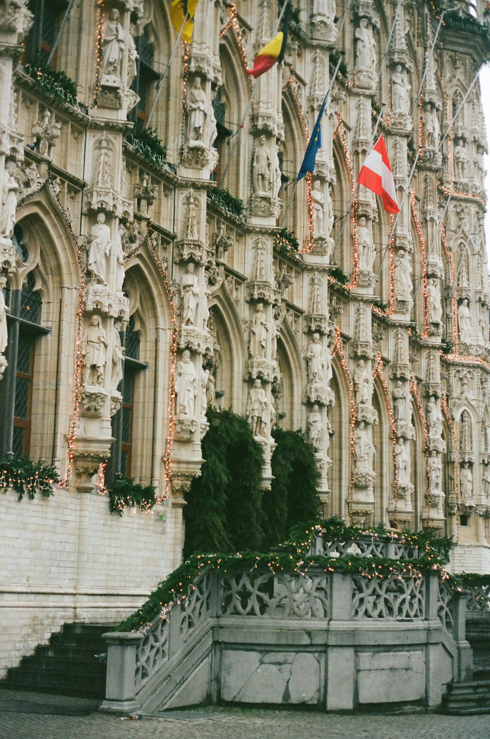 Un très grand bâtiment avec un tas de drapeaux dessus