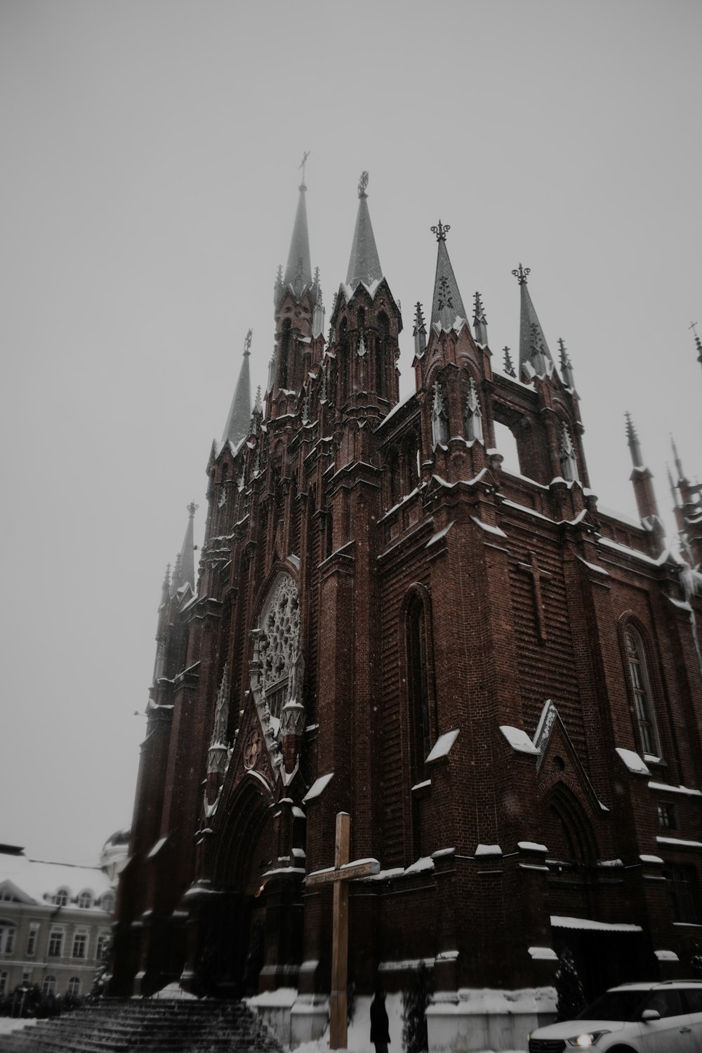 Una gran iglesia con un campanario cubierto de nieve