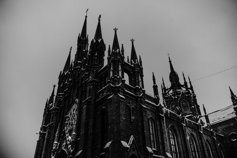 Una foto in bianco e nero di una vecchia chiesa