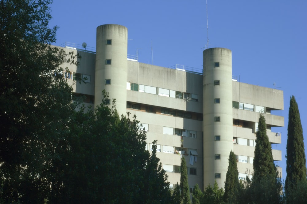 Un edificio alto con dos torres en la parte superior