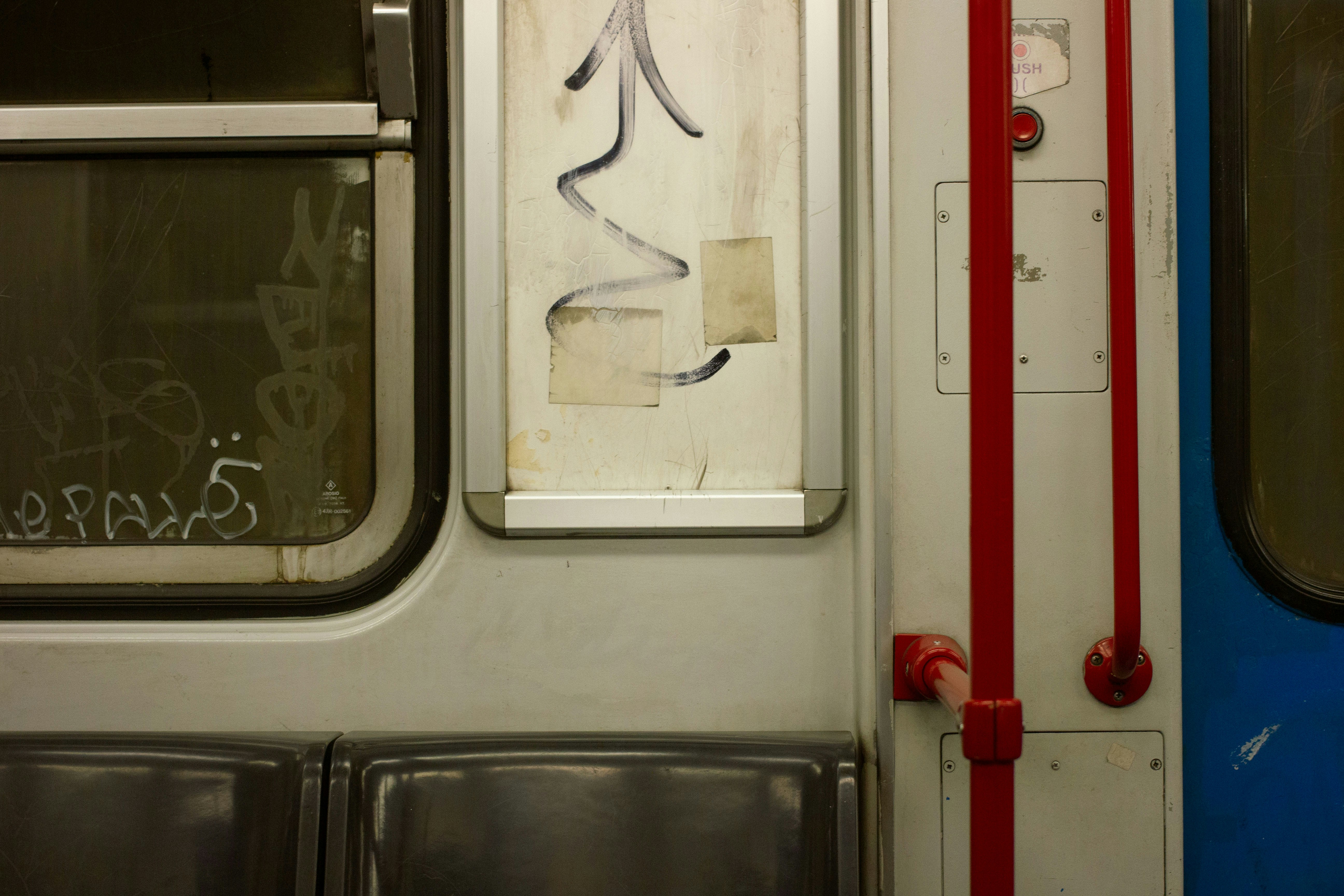 Un primo piano di un treno con graffiti su di esso