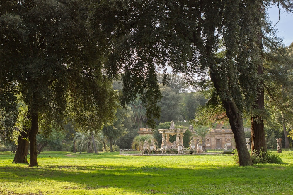 Un parque con una fuente rodeada de árboles